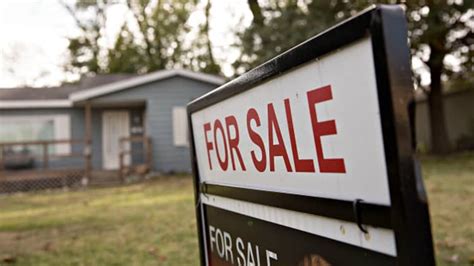 US pending-home sales drop to lowest this year on limited supply